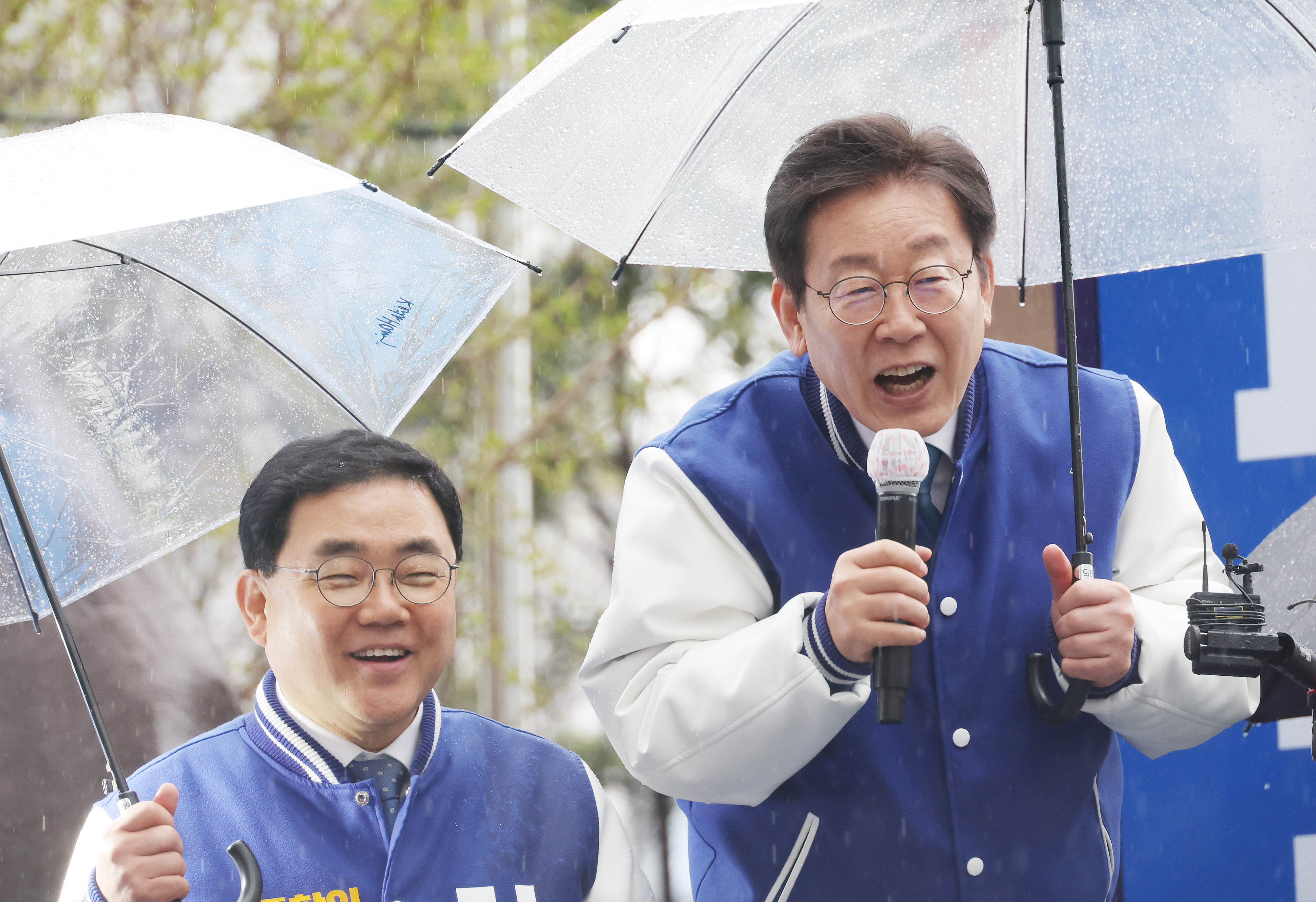 더불어민주당 이재명 대표가 3일 창원 성산구를 방문, 허성무 후보 지지 유세를 하고 있다. 연합뉴스