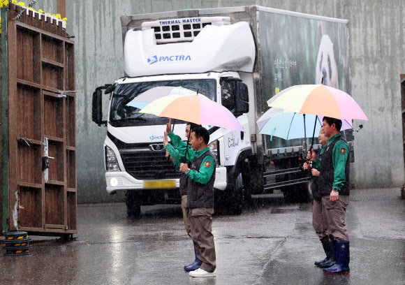 3일 오전 경기도 용인시 에버랜드에서 강철원 사육사 등 사육사들이 중국으로 떠나는 푸바오를 싣고 있는 무진동 특수 차량 앞에서 내빈들에게 인사하고 있다. 2024.4.3 연합뉴스