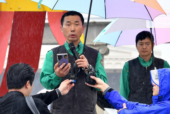 강철원 사육사가 3일 오전 경기도 용인 에버랜드 장미원에서 푸바오 팬들에게 보내는 감사 편지를 낭독하고 있다. 2024.4.3. 사진공동취재단
