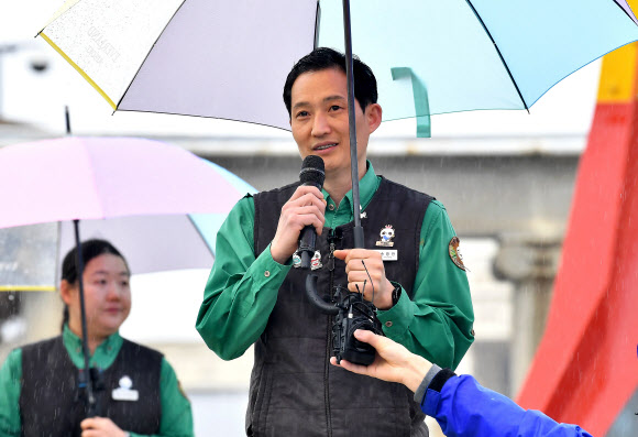 송영관 사육사가 3일 오전 경기도 용인 에버랜드 장미원에서 푸바오 팬들에게 보내는 감사 편지를 낭독하고 있다. 2024.4.3. 사진공동취재단