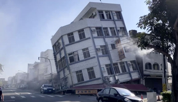 3일 대만 동부 화롄(花蓮)시 남동쪽 7㎞ 지점에서 규모 7.4의 강진이 발생해 일부 건물이 무너지고 정전이 발생하는 등 피해가 속출했다. 대만 당국은 1999년 9월 21일 발생한 지진 이후 가장 큰 규모라고 밝혔고, 지진 여파로 쓰나미 경보가 내려졌다. 2024.04.03. 화롄 AP 연합뉴스