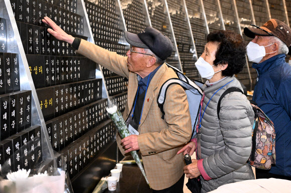 제76주년 제주4·3희생자추념일인 3일 오전 제주시 봉개동 4·3평화공원 내 위패봉안실을 찾은 유족이 희생자의 넋을 기리고 있다. 2024.4.3. 제주도사진기자회