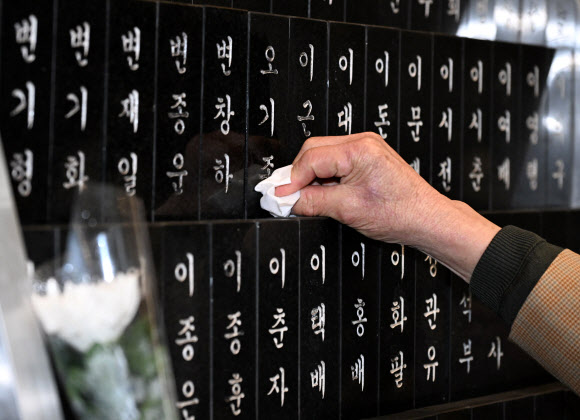 제76주년 제주4·3희생자추념일인 3일 오전 제주시 봉개동 4·3평화공원 내 위패봉안실을 찾은 유족이 희생자의 넋을 기리고 있다. 2024.4.3. 제주도사진기자회