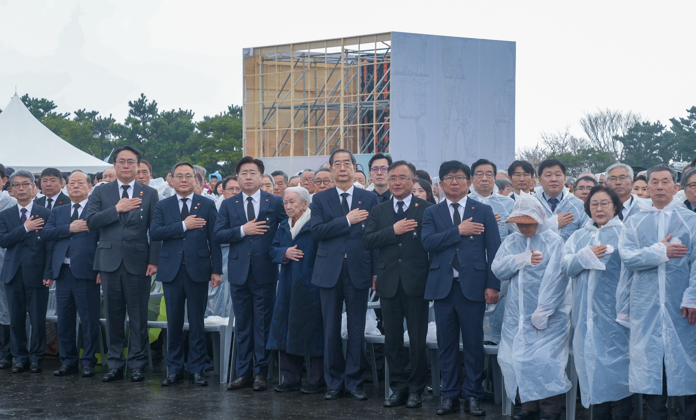 제76주년 4·3희생자 추념식이 3일 오전 10시 제주 4·3평화공원 위령제단·추념광장에서 유족 등 1만여 명이 참석한 가운데 거행되고 있다. 제주도 제공
