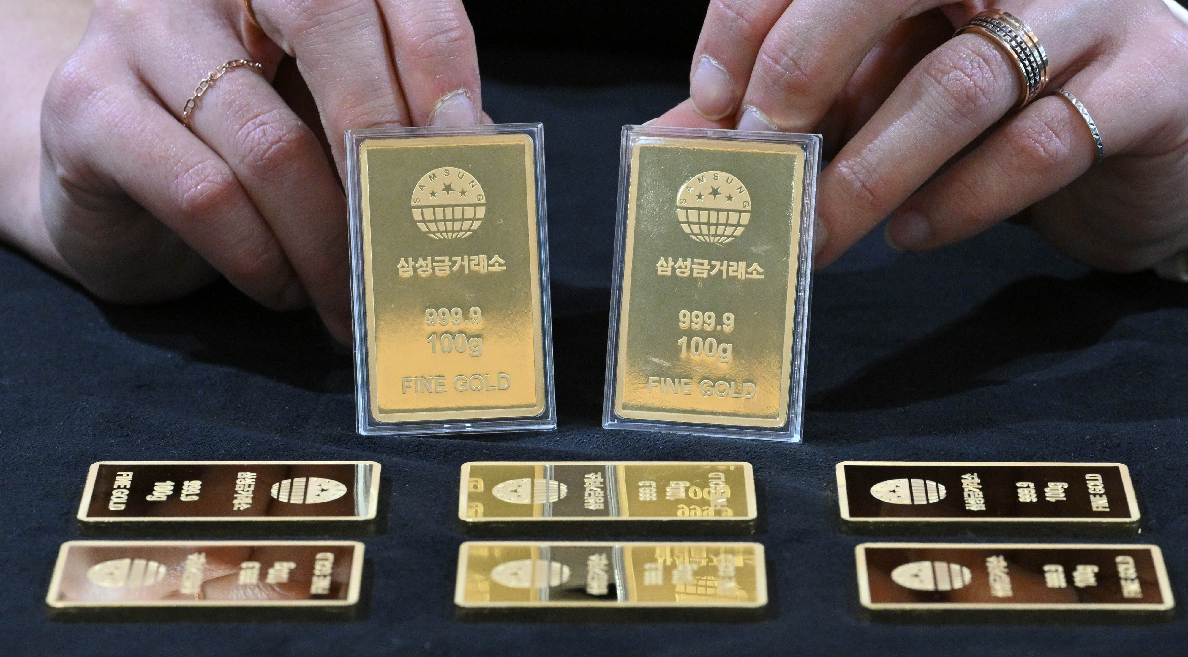Um funcionário segura uma barra de ouro na Samsung Gold Exchange em Seul no dia 4 deste mês.  O preço internacional do ouro atingiu o máximo histórico, ultrapassando US$ 2.300 por onça (28,3 g) na Bolsa Mercantil de Nova York no dia 3 (horário local).  Repórter Do Jun-seok