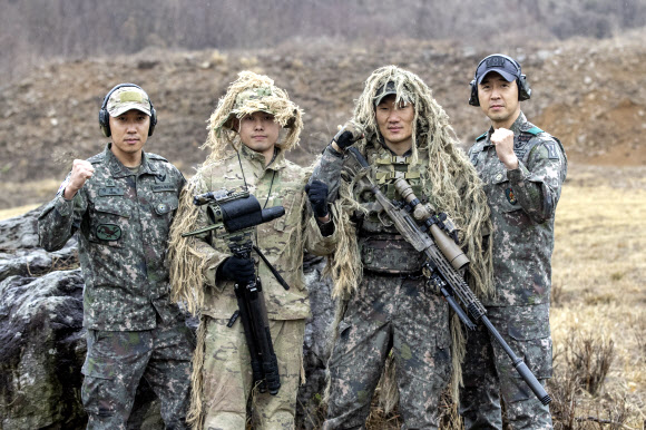 육군은 1군단 특공연대 저격수팀이 육군을 대표해 오는 5일부터 12일까지 미국 조지아주 포트무어에 위치한 미 육군 저격수학교에서 열리는 ‘제24회 미 국제 저격수 대회’에 출전한다고 4일 밝혔다. 사진은 미 저격수 대회 참가를 앞두고 있는 대한민국 대표 장병. 왼쪽부터 장필성 상사, 임기현 중사, 박대운 상사, 이태곤 원사. 2024.4.4 육군 제공