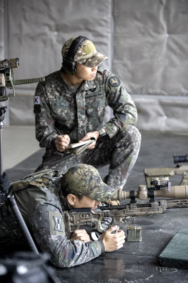 육군은 1군단 특공연대 저격수팀이 육군을 대표해 오는 5일부터 12일까지 미국 조지아주 포트무어에 위치한 미 육군 저격수학교에서 열리는 ‘제24회 미 국제 저격수 대회’에 출전한다고 4일 밝혔다. 사진은 박대운 상사의 저격사격 결과를 장필성 상사가 기록하는 모습. 2024.4.4  육군 제공