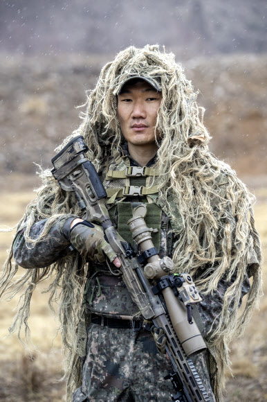 육군은 1군단 특공연대 저격수팀이 육군을 대표해 오는 5일부터 12일까지 미국 조지아주 포트무어에 위치한 미 육군 저격수학교에서 열리는 ‘제24회 미 국제 저격수 대회’에 출전한다고 4일 밝혔다. 사진은 사수 박대운 상사. 2024.4.4  육군 제공