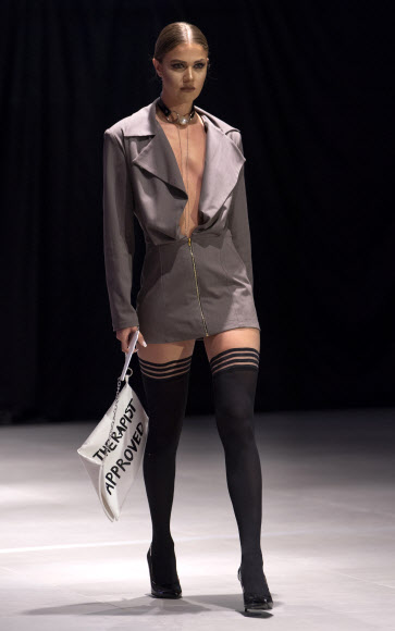 모델이 3일(현지시간) 북마케도니아의 수도 스코페에서 열린 ‘스코페 패션 페스티벌’에서 디자이너 이바나 크네즈의 컬렉션을 선보이고 있다. EPA 연합뉴스