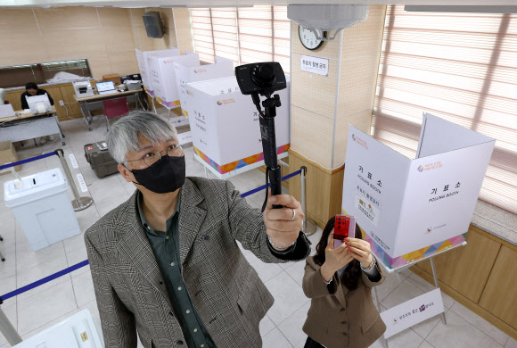 제22대 국회의원선거 사전 투표를 하루 앞둔 4일 대구 달서구 진천동 행정복지센터에 설치된 사전투표소에서 투표소 관계자가 선거관리위원회에서 배부한 불법 카메라 탐지 카드와 전문 장비로 불법 카메라 점검을 하고 있다. 2024.4.4 연합뉴스