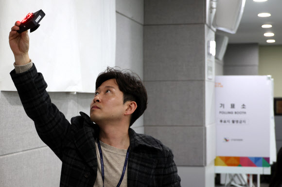 부산시선거관리위원회 관계자들이 제22대 국회의원 선거 사전투표를 하루 앞둔 4일 오후 부산 연제구청에 마련된 사전투표소에서 카메라 탐지기를 이용해 불법카메라 설치 점검 등을 하고 있다. 2024.4.4  연합뉴스