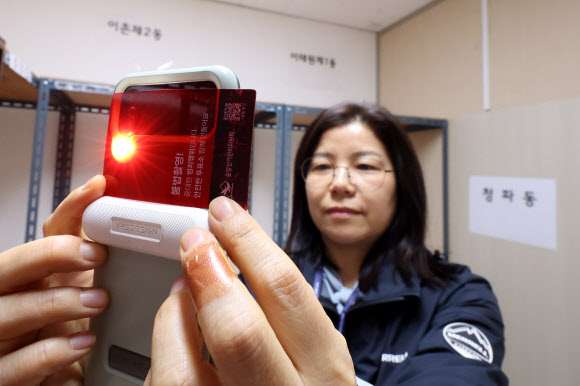 제22대 국회의원 선거 사전투표 전날인 4일 오후 서울 용산구선거관리위원회에서 선관위 직원이 사전투표함 보관소 내 불법 카메라 설치 여부 등을 점검하고 있다. 2024.4.4  연합뉴스