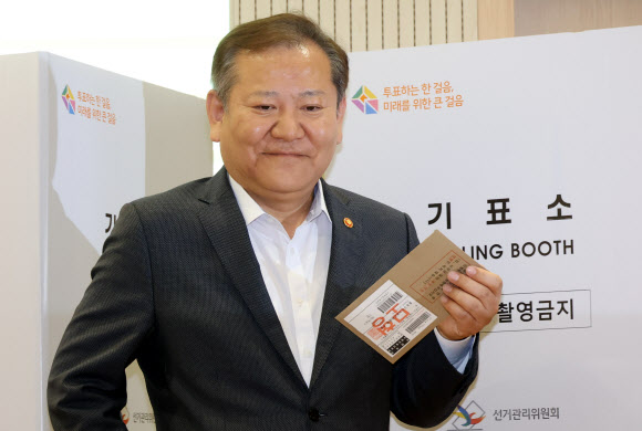 이상민 행정안전부 장관이 제22대 총선 사전투표일을 하루 앞둔 4일 오후 서울 종로구 사직동주민센터에 마련된 사전투표 모의시험 현장을 방문해 모의투표를 하고 있다. 2024.4.4  공동취재