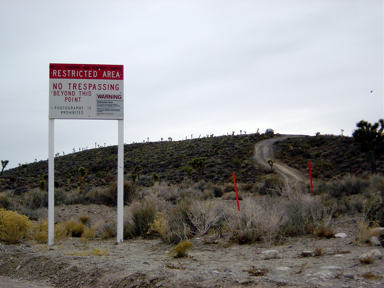 미국 네바다주에 있는 그룸 레이크 공군기지는 ‘51구역’이라는 이름으로 더 잘 알려져 있다. 음모론자들에게 51구역은 UFO와 외계인을 연구하는 특수 군사작전 지역이다. 51구역 경계지에 서 있는 민간인 통제 푯말. 위키피디아 제공