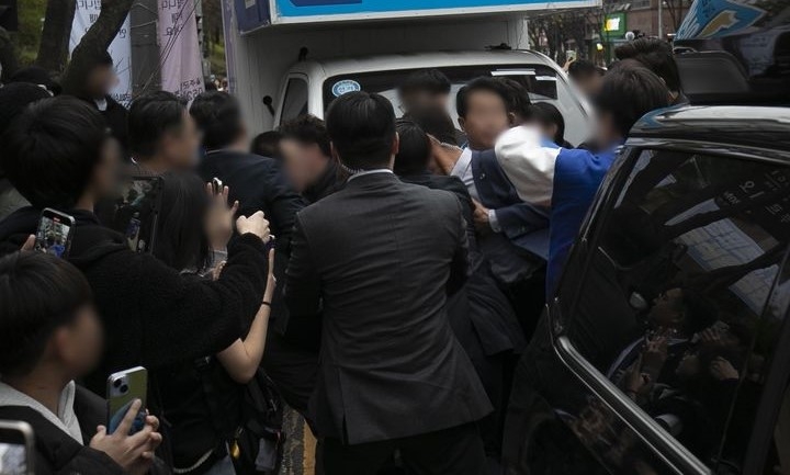 4일 오후 이재명 더불어민주당 대표가 울산 지원 유세 현장에 한 남성이 갑자기 이 대표에게 달려들다가 경찰에게 제압당하고 있다. 뉴시스