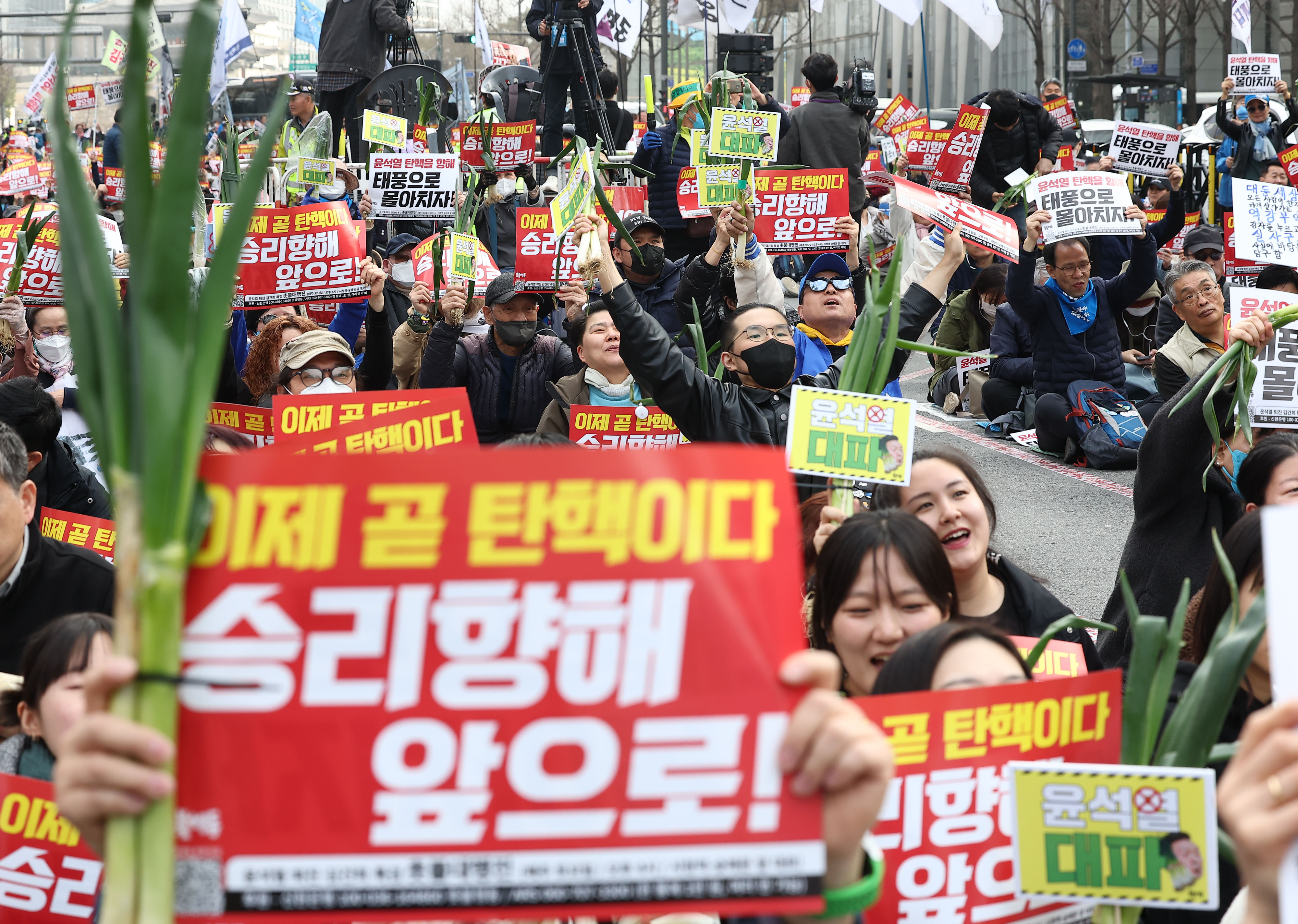 30일 오후 서울 시청역 인근 세종대로에서 열린 ‘83차 촛불 대행진’ 집회에서 참가자들이 대파를 들고 정부 규탄 구호를 외치고 있다. 2024.3.30 연합뉴스