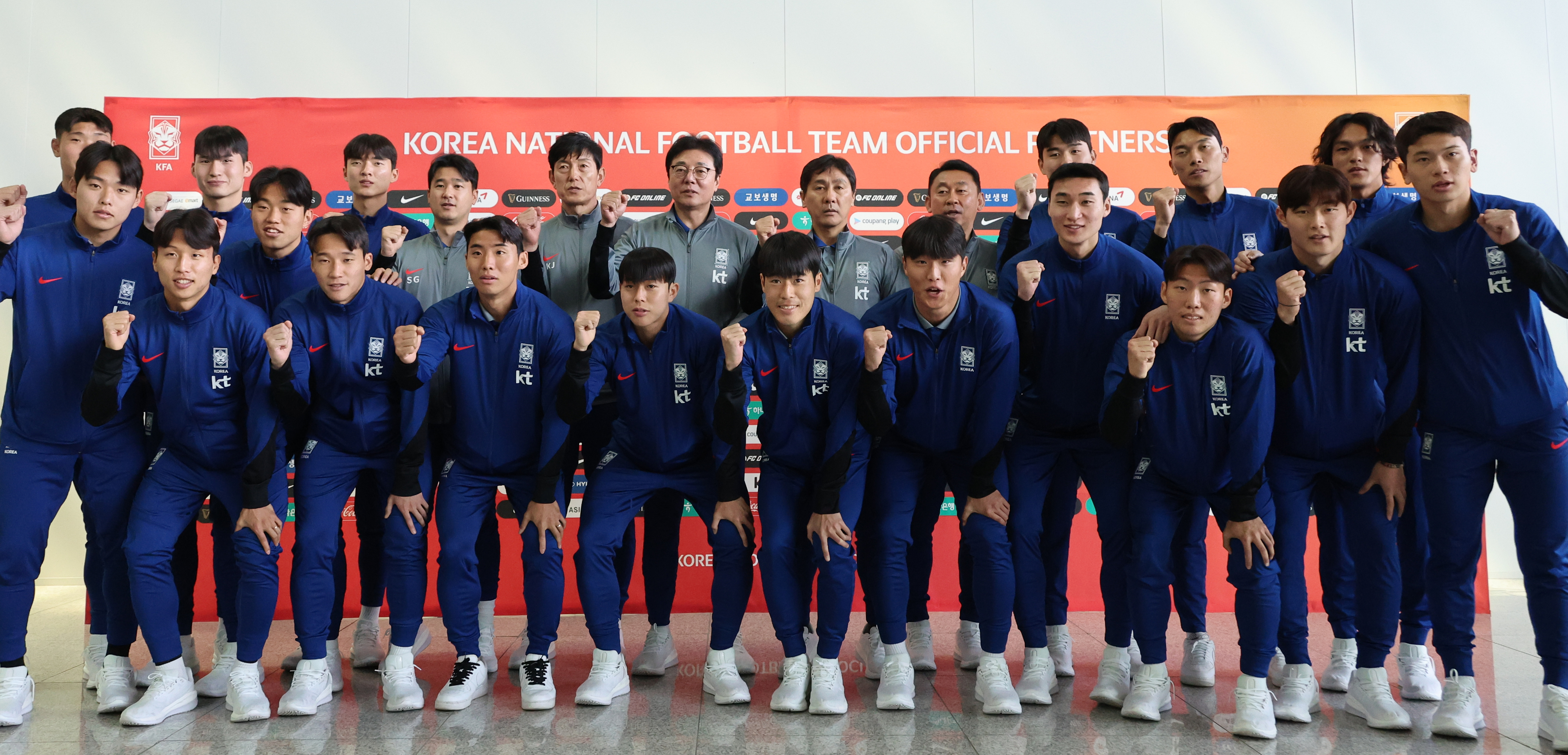 카타르 도하에서 개막하는 2024 아시아축구연맹(AFC) U-23 아시안컵에 출전하는 U-23 축구 대표팀의 황선홍 감독과 선수들이 5일 오전 인천공항 제2터미널을 통해 전지훈련 캠프가 마련된 아랍에미리트(UAE)로  출국하기에 앞서 기념 촬영을 하고 있다.  연합뉴스