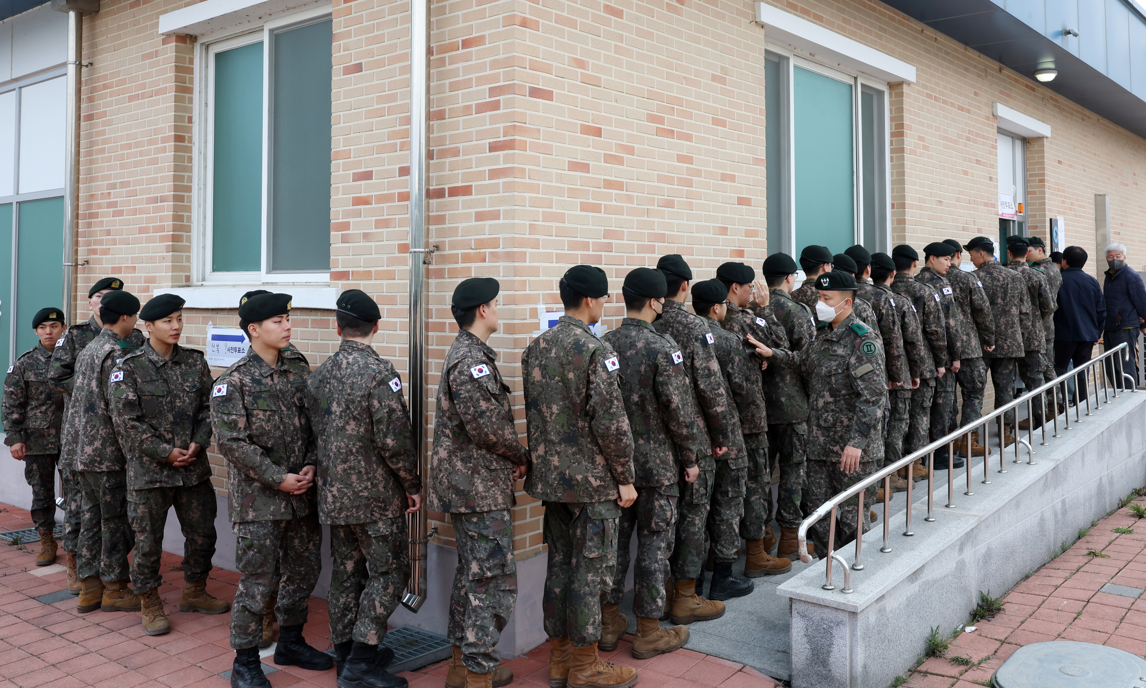 제22대 국회의원선거 사전투표 첫날인 5일 오전 강원 춘천시 신북읍 주민자치센터에 마련된 사전투표소에서 군 장병이 투표를 위해 길게 줄을 서 있다. 연합뉴스