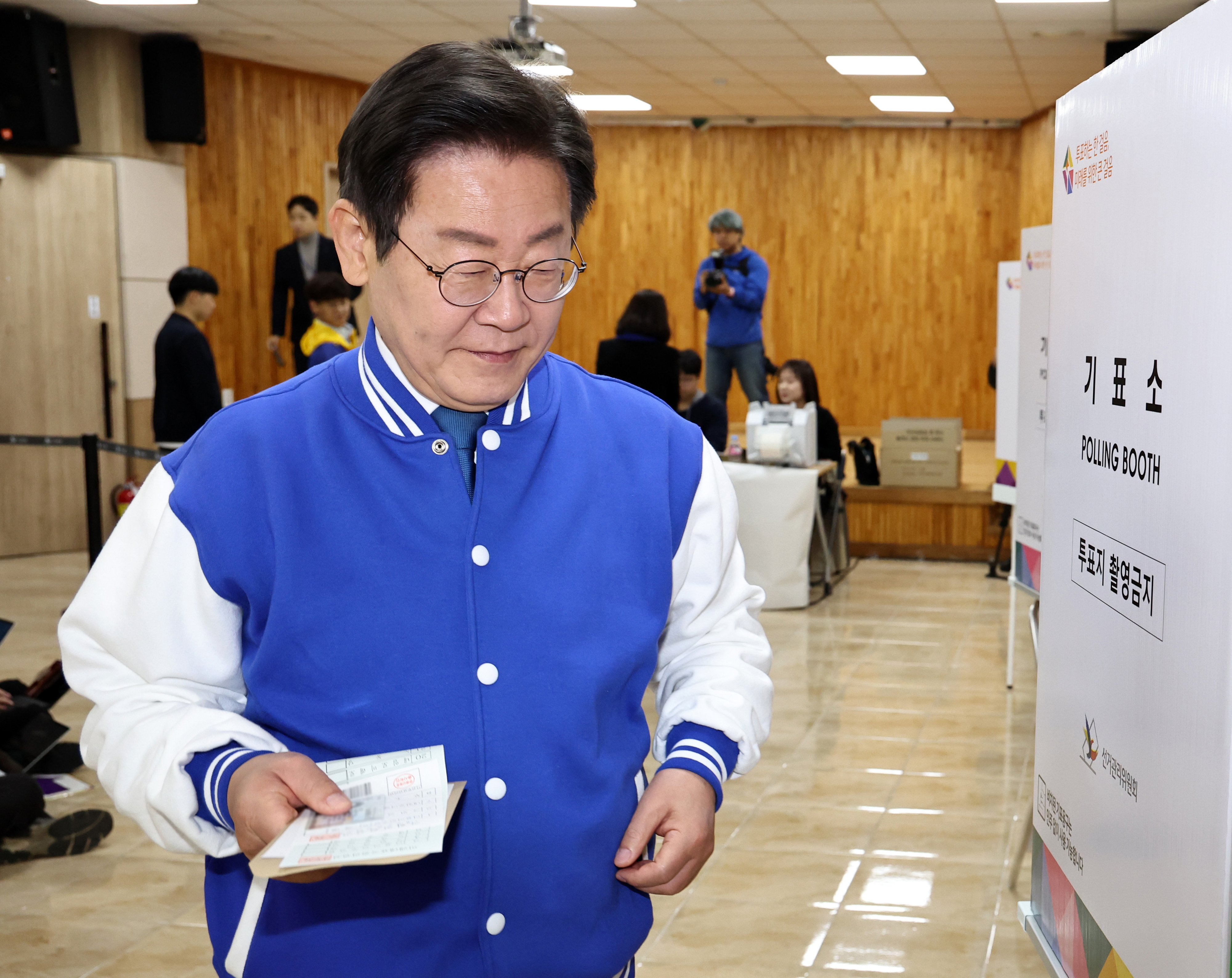 이재명 더불어민주당 대표가 제22대 국회의원선거 사전투표일인 5일 오전 대전 중구 대전평생교육진흥원에 마련된 사전투표소에서 투표하기 위해 기표소로 향하고 있다. 2024.4.5 공동취재