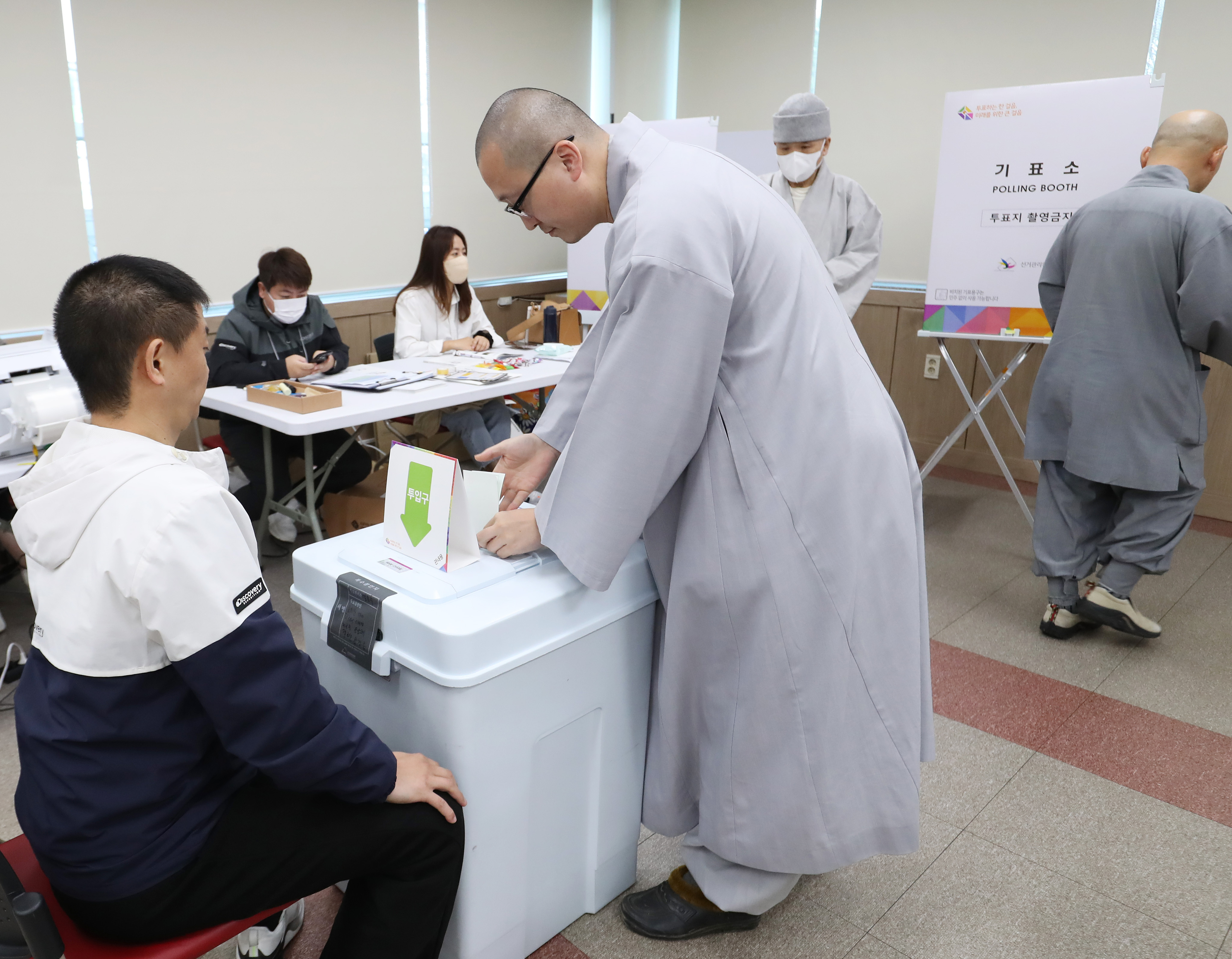 제22대 국회의원 선거 사전투표 첫날인 5일 오전 경남 양산시 하북면주민자치센터에 마련된 하북면 사전투표소에서 통도사 스님들이 투표하고 있다. 2024.4.5 양산 뉴스1