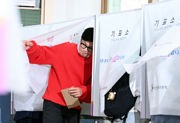 국민의힘 한동훈 비상대책위원장이 제22대 국회의원선거 사전투표일인 5일 오전 서울 서대문구 신촌동 사전투표소에 투표하고 있다. 2024.4.5 공동취재