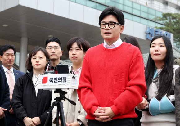 4?10 총선 사전투표 첫날인 5일 국민의힘 한동훈 비상대책위원장 겸 총괄선대위원장이 서울 서대문구 신촌동 주민센터에서 투표를 마치고 취재진의 질문에 답하고 있다. 2024.4.5 공동취재