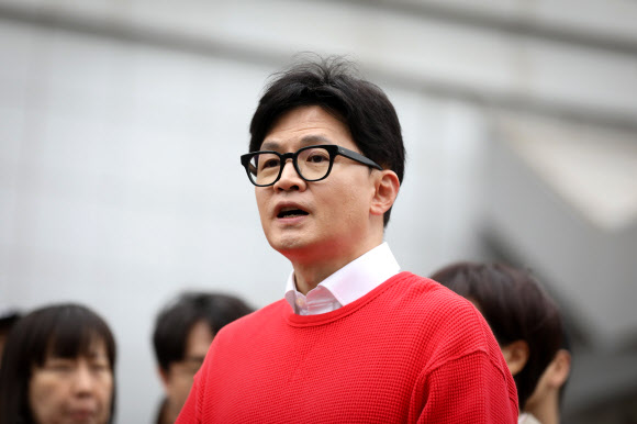 4?10 총선 사전투표 첫날인 5일 국민의힘 한동훈 비상대책위원장 겸 총괄선대위원장이 서울 서대문구 신촌동 주민센터에서 투표를 마치고 취재진의 질문에 답하고 있다. 2024.4.5 공동취재