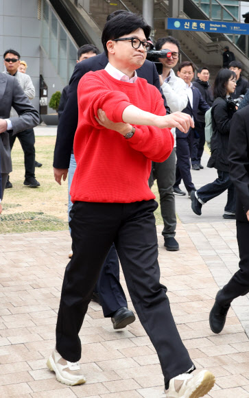 4?10 총선 사전투표 첫날인 5일 국민의힘 한동훈 비상대책위원장 겸 총괄선대위원장이 서울 서대문구 신촌동 주민센터에서 투표를 마치고 이동하고 있다. 2024.4.5 공동취재