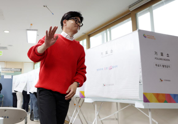 국민의힘 한동훈 비상대책위원장이 제22대 국회의원선거 사전투표일인 5일 오전 서울 서대문구 신촌동 사전투표소에 투표를 마친 뒤 투표소를 나서고 있다. 2024.4.5 공동취재