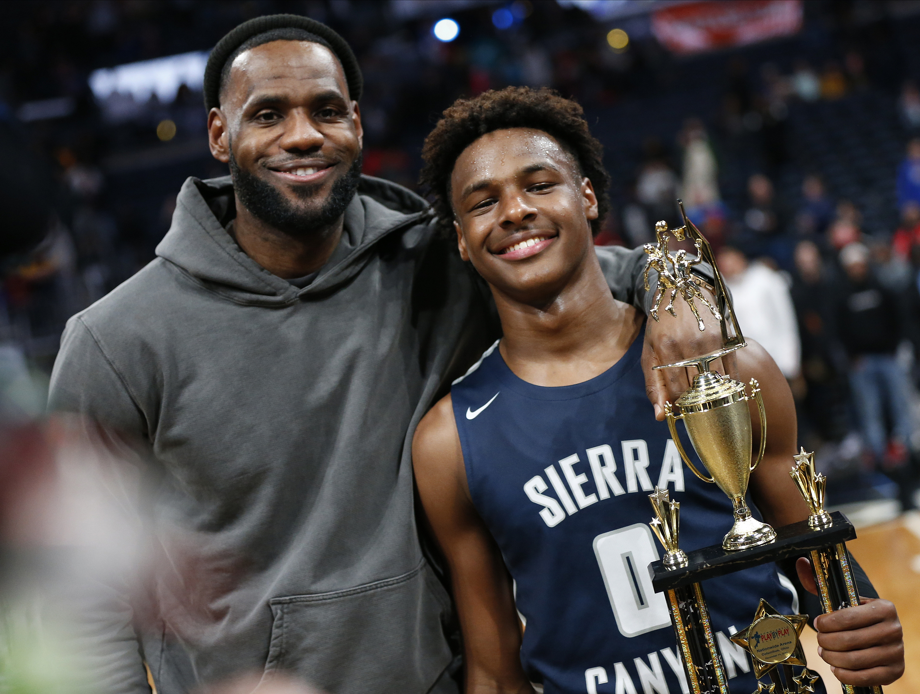 NBA 최고 스타 르브론 제임스와 그의 아들 브로니. AP 연합뉴스