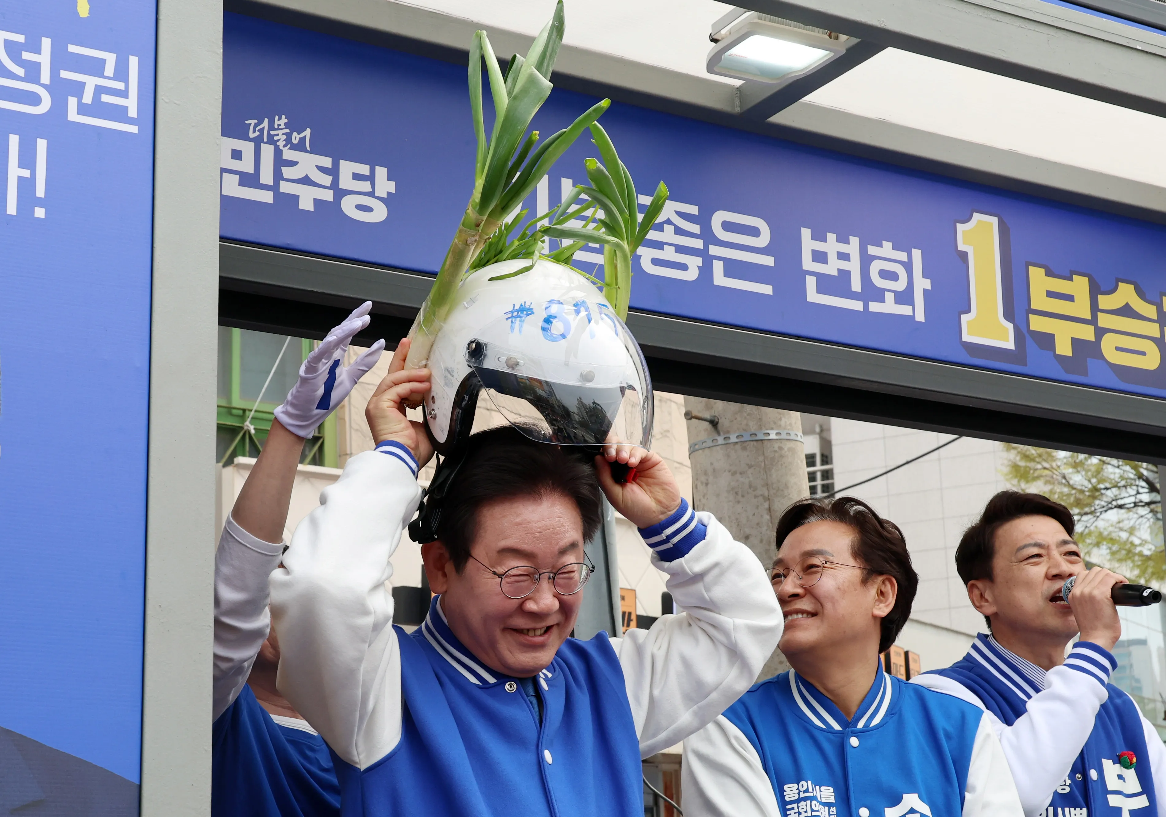 대파 헬멧 착용하는 이재명 대표  이재명 더불어민주당 대표가 6일 오후 경기 용인시 수지구 풍덕천사거리에서 열린  부승찬 용인병 후보 지원유세에서 지지자가 가지고 온 대파 헬멧을 착용하고 있다. 2024.04.06. 20 뉴시스