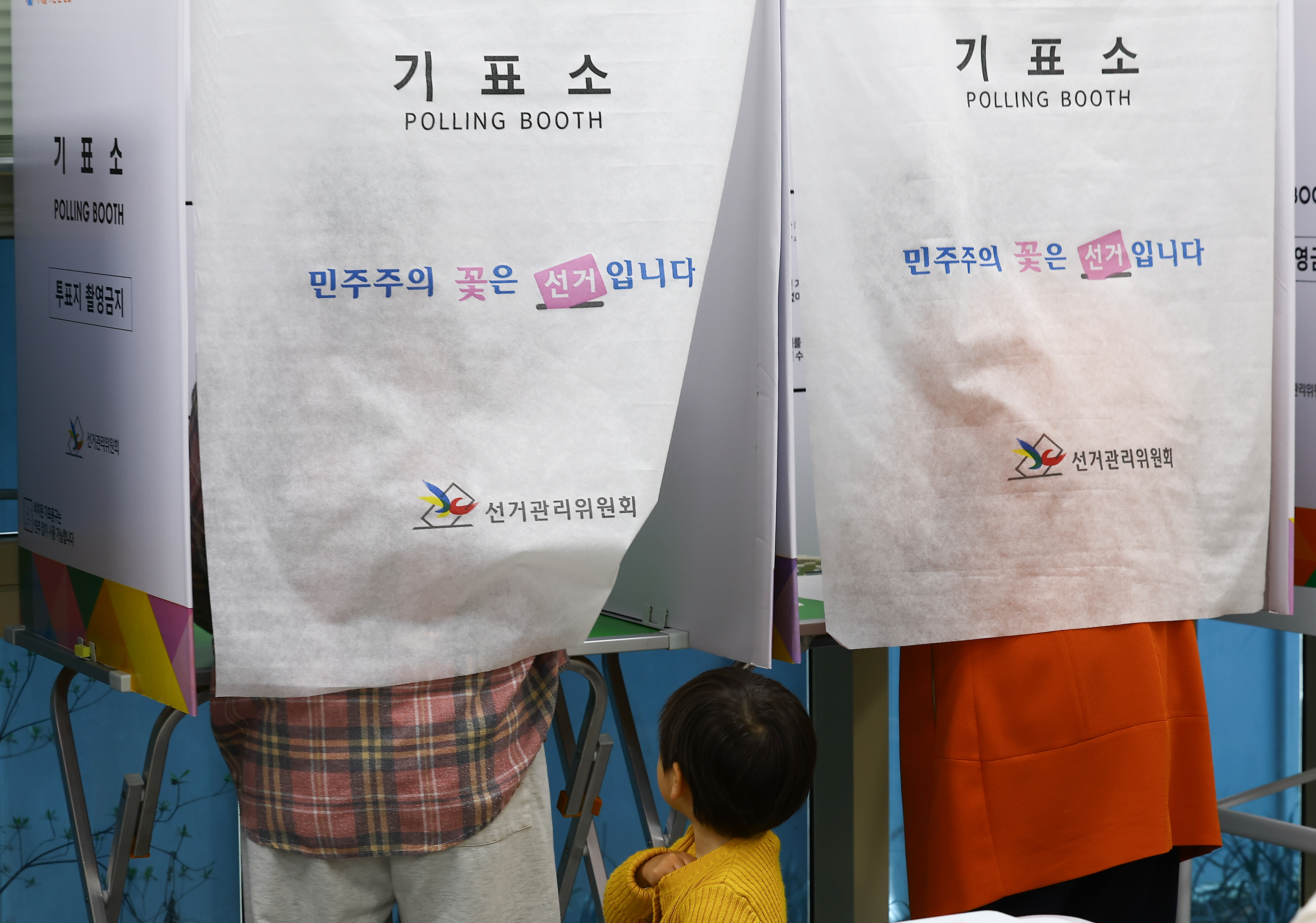제22대 국회의원 선거 사전투표 마지막 날인 6일 서울 은평구 불광보건분소에 마련된 사전 투표장에서 한 어린이가 투표를 지켜보고 있다. 2024.4.6 뉴시스