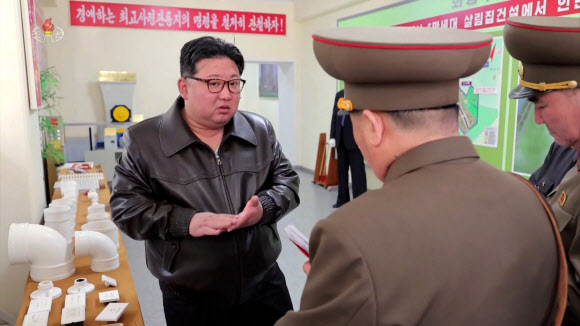 김정은 북한 국무위원장이 지난 5일 완공을 앞둔 화성지구 2단계 1만세대 살림집(주택)건설장을 현지지도했다고 조선중앙TV가 6일 보도했다. 2024.4.6. 조선중앙TV 화면 연합뉴스