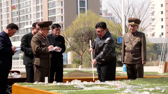김정은 북한 국무위원장이 지난 5일 완공을 앞둔 화성지구 2단계 1만세대 살림집(주택)건설장을 현지지도했다고 조선중앙TV가 6일 보도했다. 2024.4.6. 조선중앙TV 화면 연합뉴스