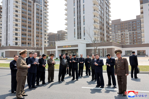 김정은 북한 국무위원장이 지난 5일 완공을 앞둔 평양 화성지구 2단계 1만 가구 살림집(주택) 건설 현장을 시찰했다고 조선중앙통신이 6일 보도했다. 2024.4.6. 평양 조선중앙통신 연합뉴스