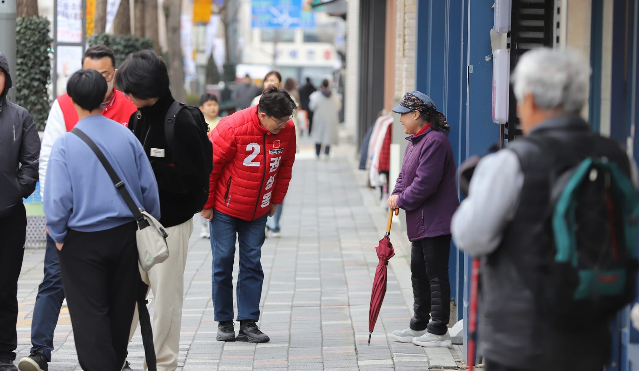 권성동 국민의힘 의원이 3일 강원 강릉시 노암동에서 시민들과 인사하고 있다. 권성동 의원실.