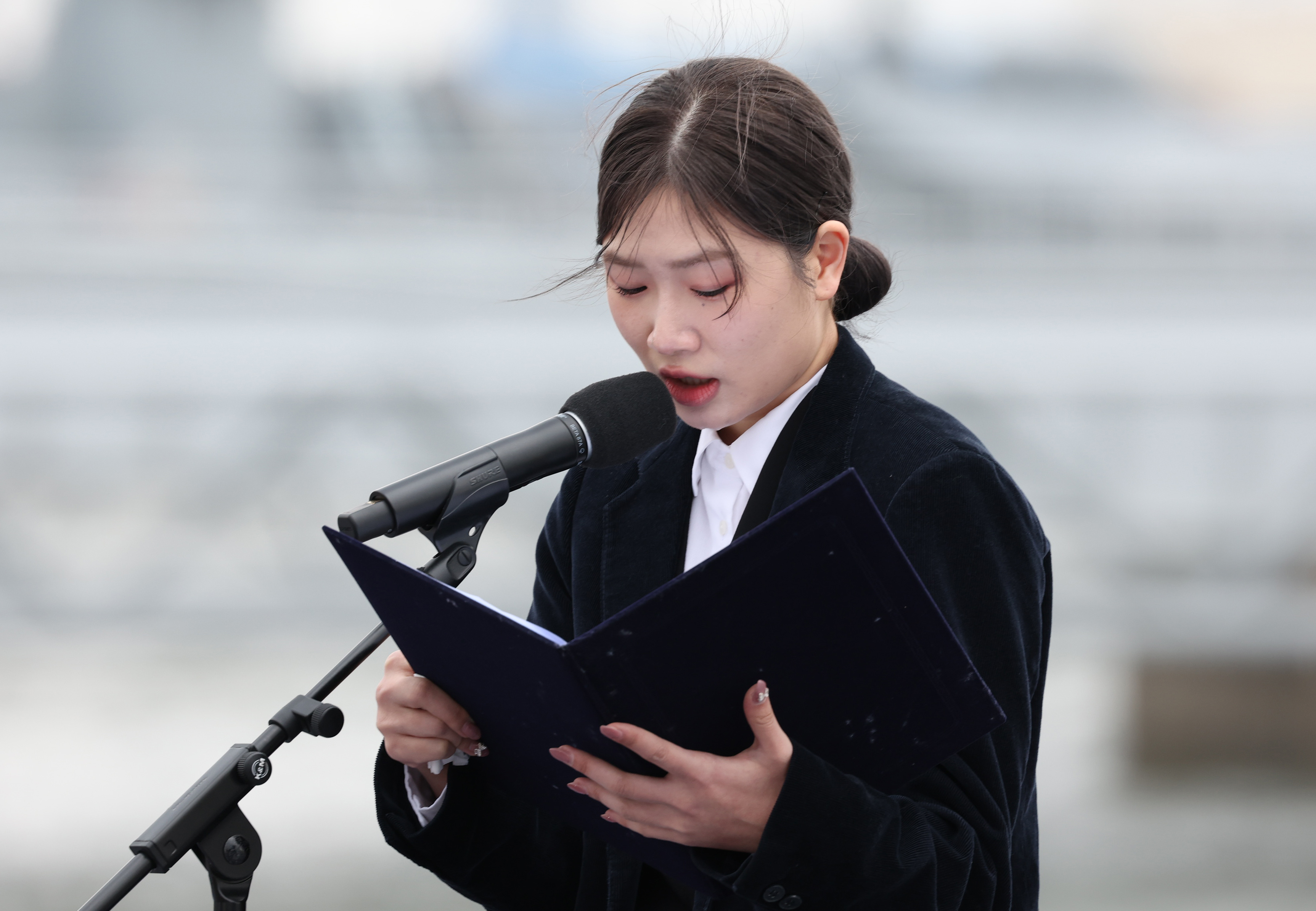 지난달 22일 경기도 평택 소재 해군 제2함대사령부에서 거행된 제9회 서해수호의날 기념식에서 천안함 피격으로 세상을 떠난 고 김태석 원사의 자녀 김해봄씨가 ‘아빠에게 보내는 편지’를 낭독하고 있다. 연합뉴스