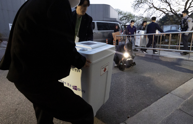 제22대 국회의원선거 사전투표 마지막 날인 6일 서울 종로구선관위로 투표함이 옮겨지고 있다. 연합뉴스
