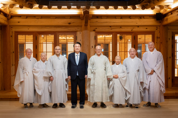윤석열 대통령이 7일 오후 서울 은평구 진관사 방문뒤 조계종 총무원장 진우스님(오른쪽 네 번째) 등 조계종 인사들과 기념촬영을 하고 있다. 2024.4.7. 대통령실 제공