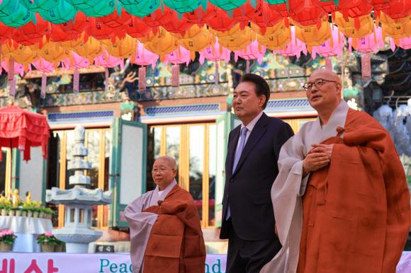 윤석열 대통령이 7일 오후 서울 은평구 진관사를 방문해 나한전에서 참배 뒤 이동하고 있다. 2024.4.7. 대통령실 제공