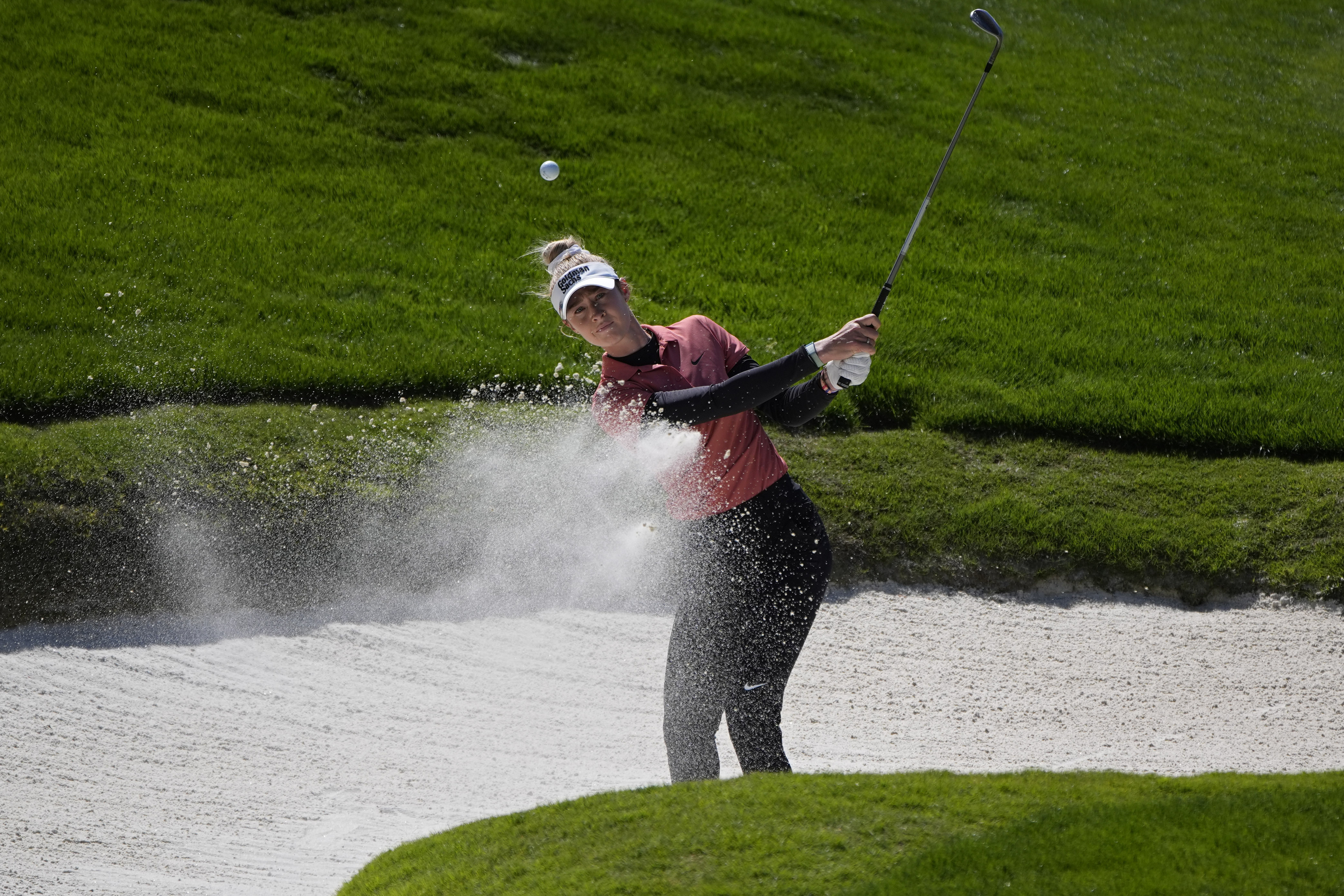 넬리 코르다가 8일 LPGA 투어 T모바일 매치플레이가 열린 미국 네바다주 라스베이거스 섀도 크리크 4번홀에서 그린을 향한 벙크샷을 하고 있다. 라스베이거스 AP