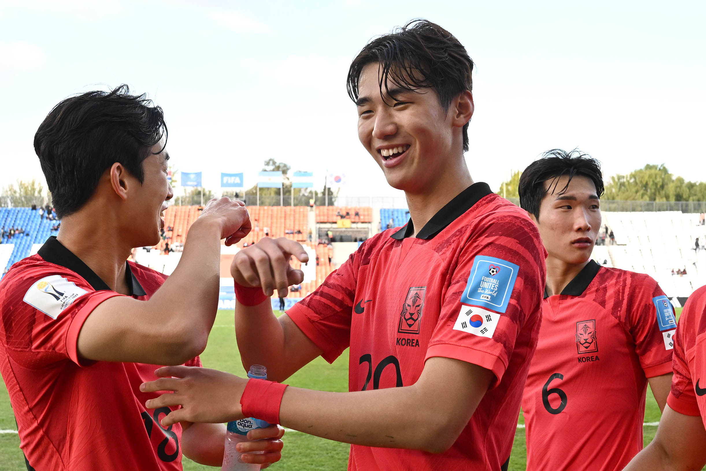 한국 남자축구 국가대표 김지수가 지난해 5월 아르헨티나 멘도사 스타디움에서 열린 2023 국제축구연맹(FIFA) 20세 이하 월드컵 조별리그 1차전 프랑스와의 경기에서 승리하고 동료들과 기뻐하고 있다. 대한축구협회 제공