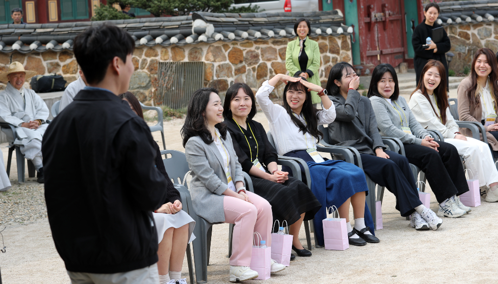 대한불교조계종 사회복지재단이 30대 미혼 남녀 20명을 대상으로 6일 인천 강화군 소재 전등사에서 실시한 1박2일 일정의 템플스테이 ‘나는 절로’에서 여성 참가자들이 남성 참가자의 자기소개를 듣고 있다. 2024.4.7 연합뉴스