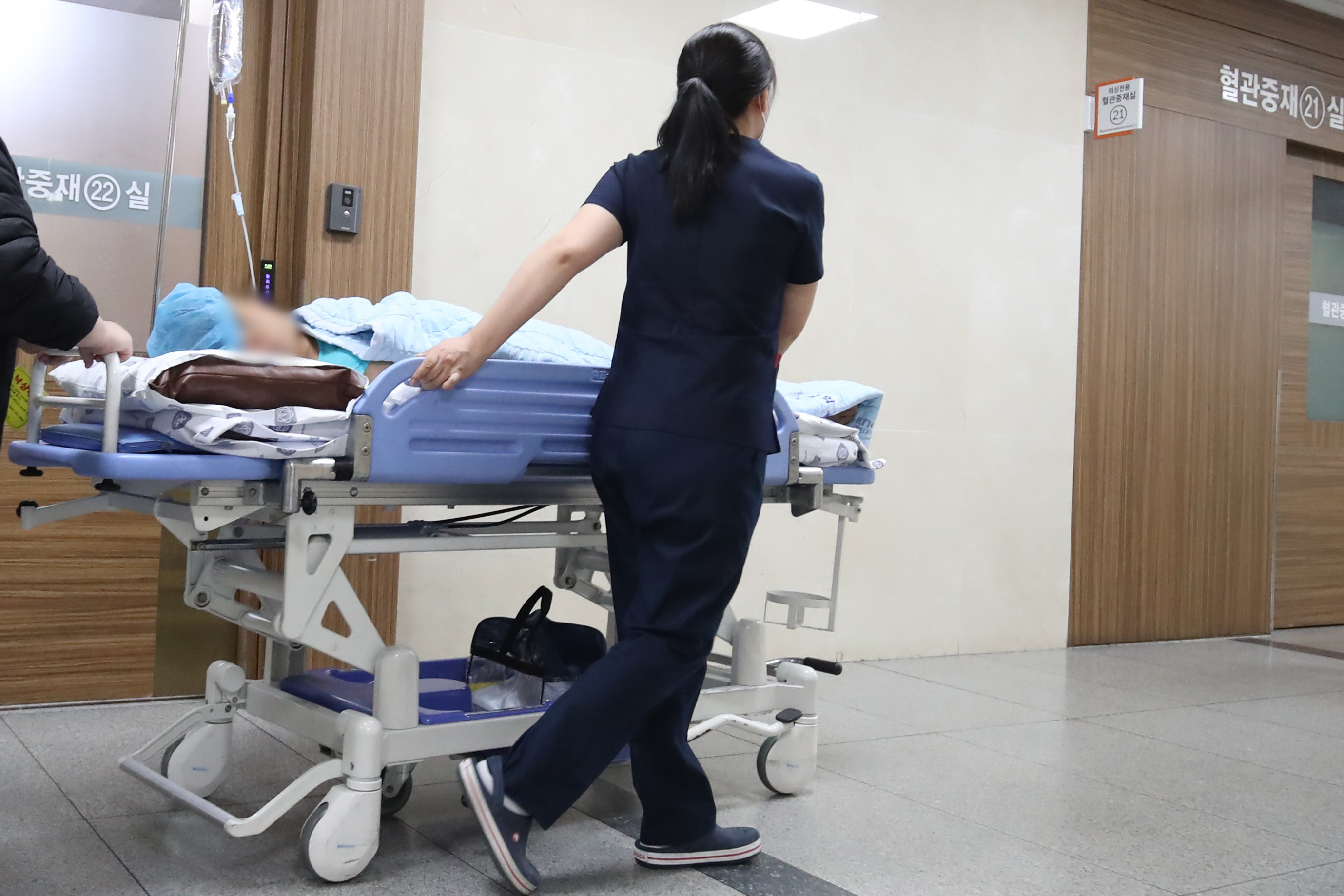 전공의 사직 사태가 지속되며 신규 간호사 발령이 미뤄지고 기존 간호사들은 무급 휴가에 내몰리는 가운데 8일 대구의 한 대학병원에서 간호사가 환자를 태운 침상을 옮기고 있다. 대구 뉴스1