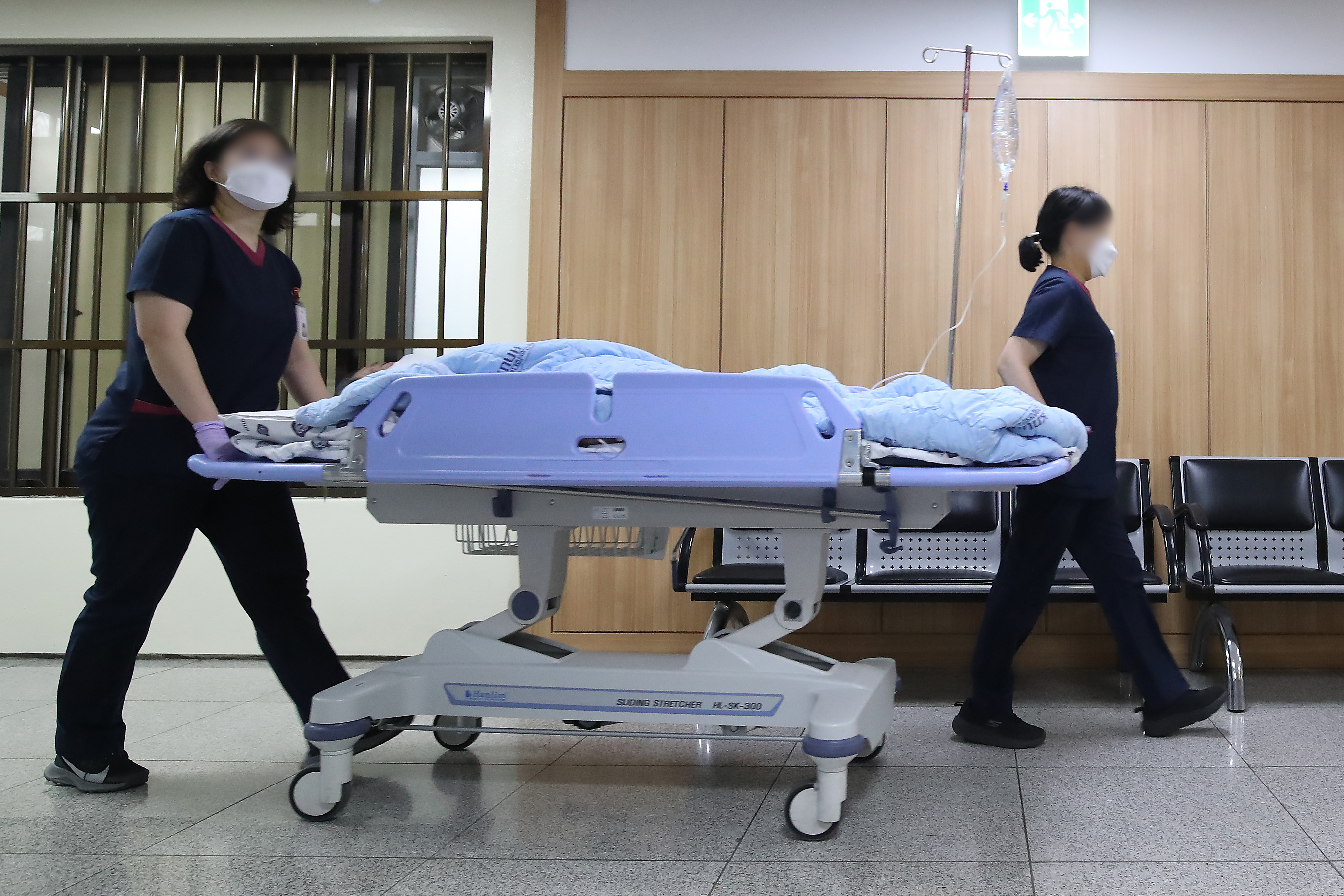 의대 증원을 둘러싼 의정갈등이 계속되는 가운데 8일 대구의 한 대학병원에서 간호사가 환자를 태운 침상을 옮기고 있다. 대구 뉴스1