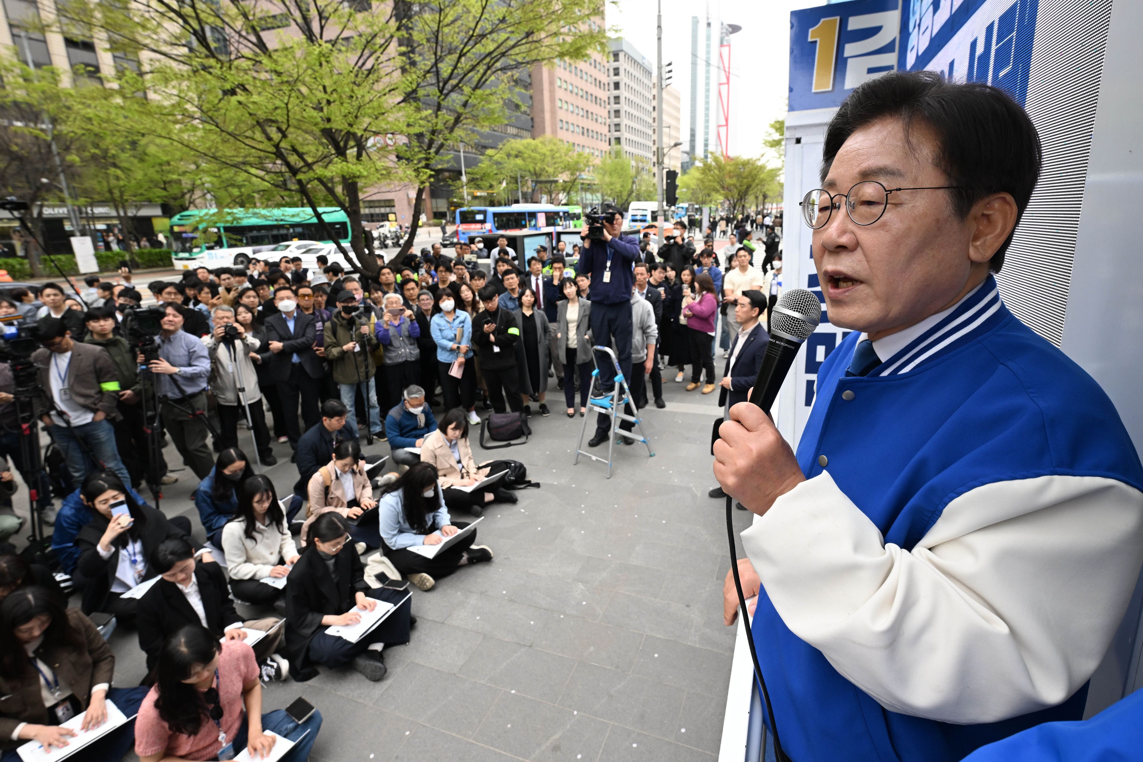 이재명 더불어민주당 대표가 8일 서울 영등포구 여의도 우체국 인근에서 김민석 영등포을 후보 지원 유세를 하고 있다. 홍윤기 기자