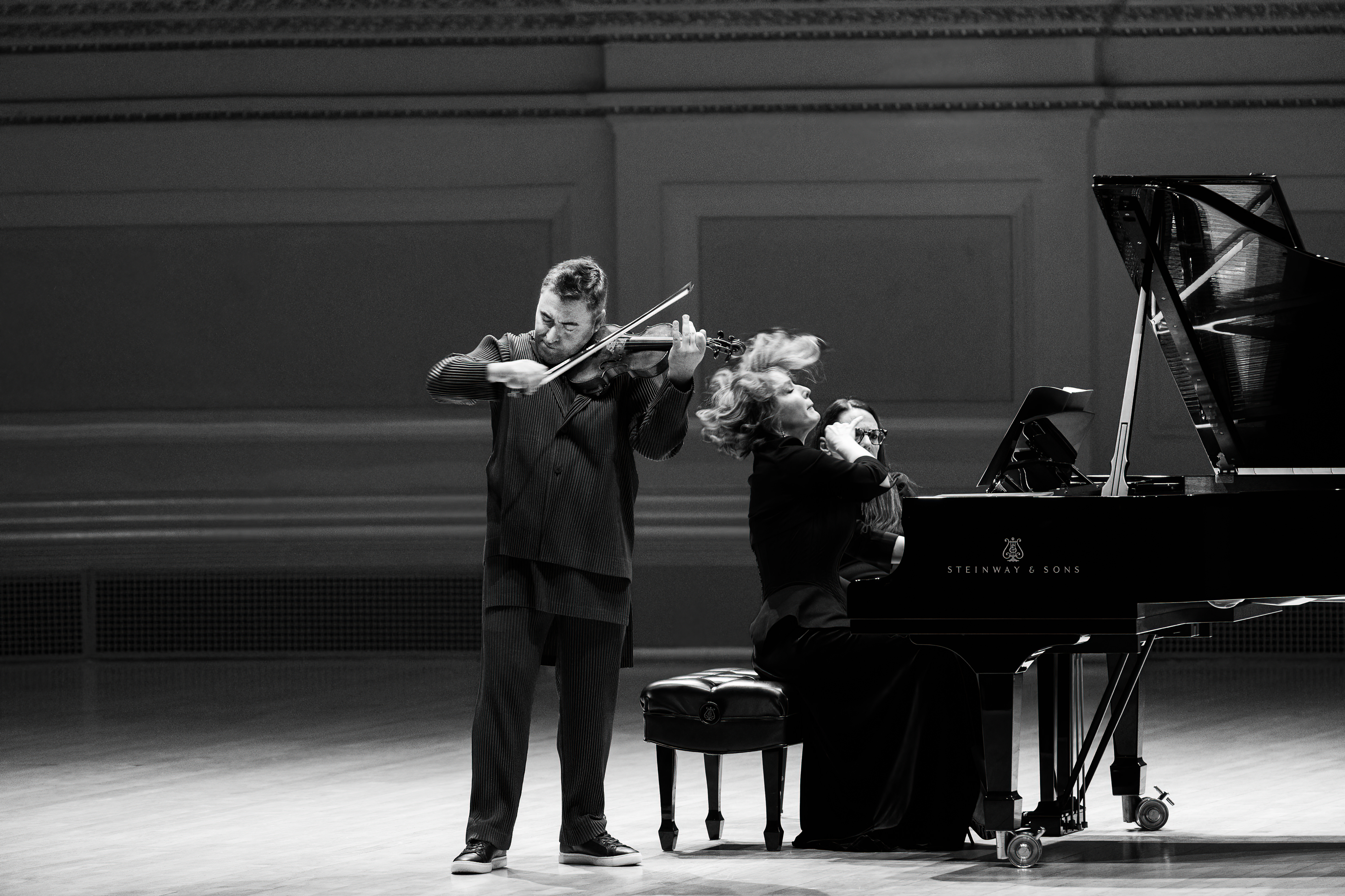 8년 만에 한국에서 단독 리사이틀을 여는 러시아 바이올린 거장 막심 벤게로프와 피아니스트 폴리나 오세틴스카야의 협연 장면. 롯데문화재단 제공