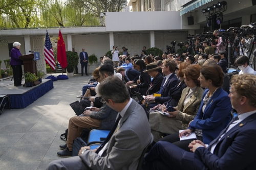 재닛 옐런(왼쪽) 미국 재무장관이 8일 중국 베이징 미국대사관에서 기자회견을 갖고 있다. 베이징 AP 연합뉴스