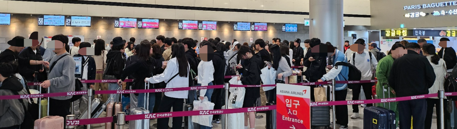 제주로 수학여행을 왔던 학생들이 9일 제주공항 출발장에서 수속을 밟기 위해 줄을 서고 있다. 제주 강동삼 기자