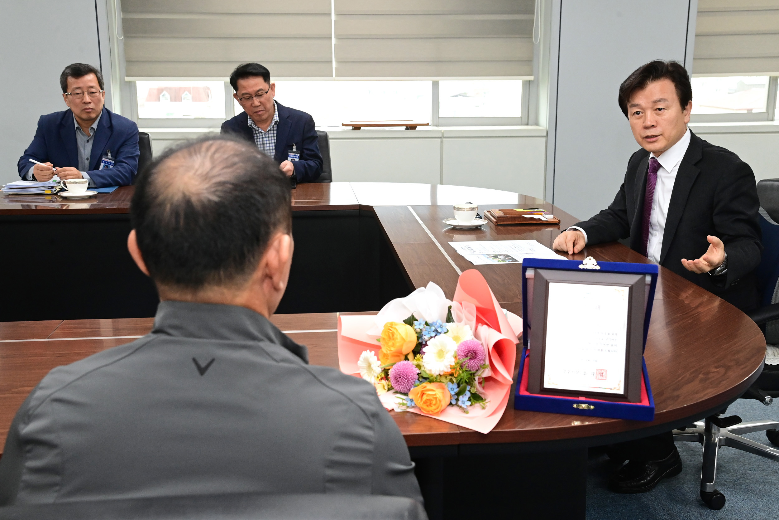 진주시가 여성혐오성 폭행을 만류하고 피해자를 도운 50대에게 감사패를 전달하고 있다. 2024.4.9. 진주시 제공